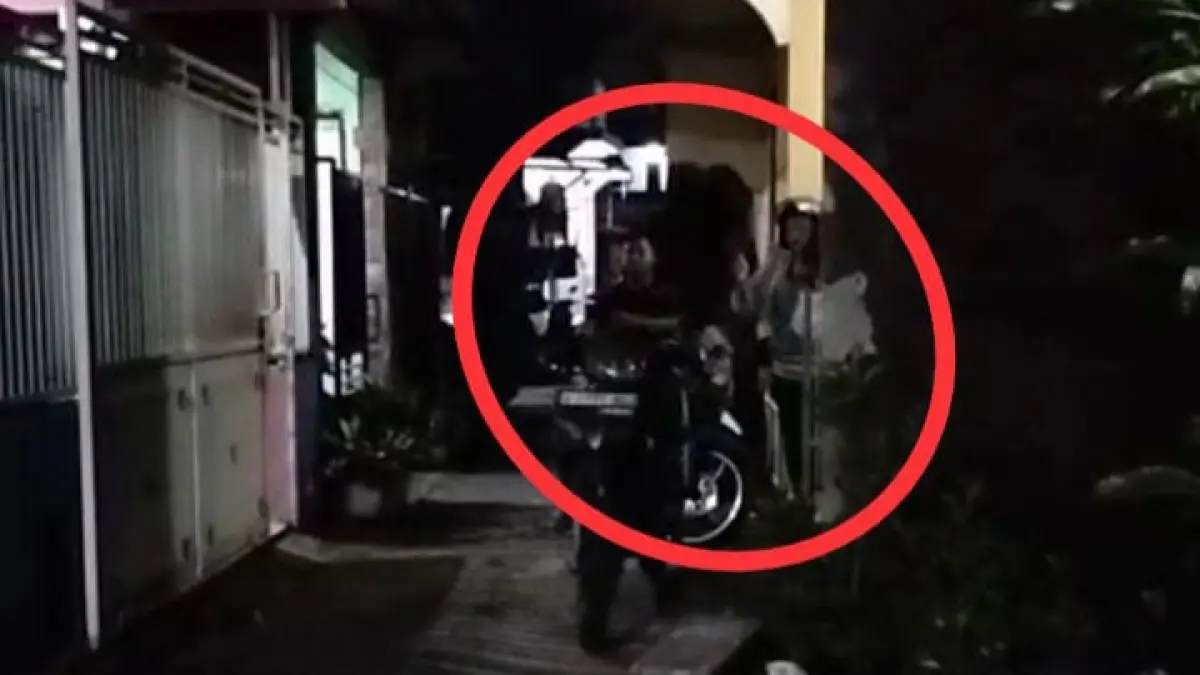 TEPERGOK Kurir saat diduga memberikan uang ke warga di Desa Pabean, Kecamatan Sedati, Sidoarjo.